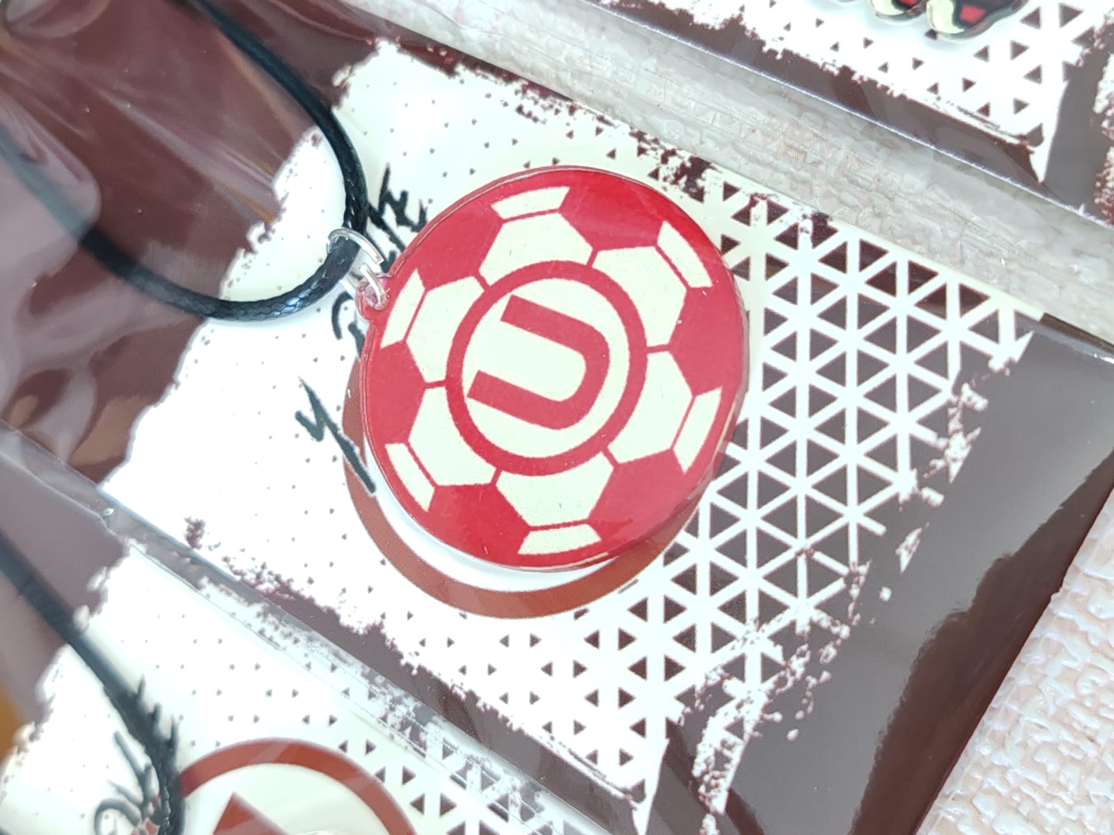 Collares kawaii equipos AL, U y cristal