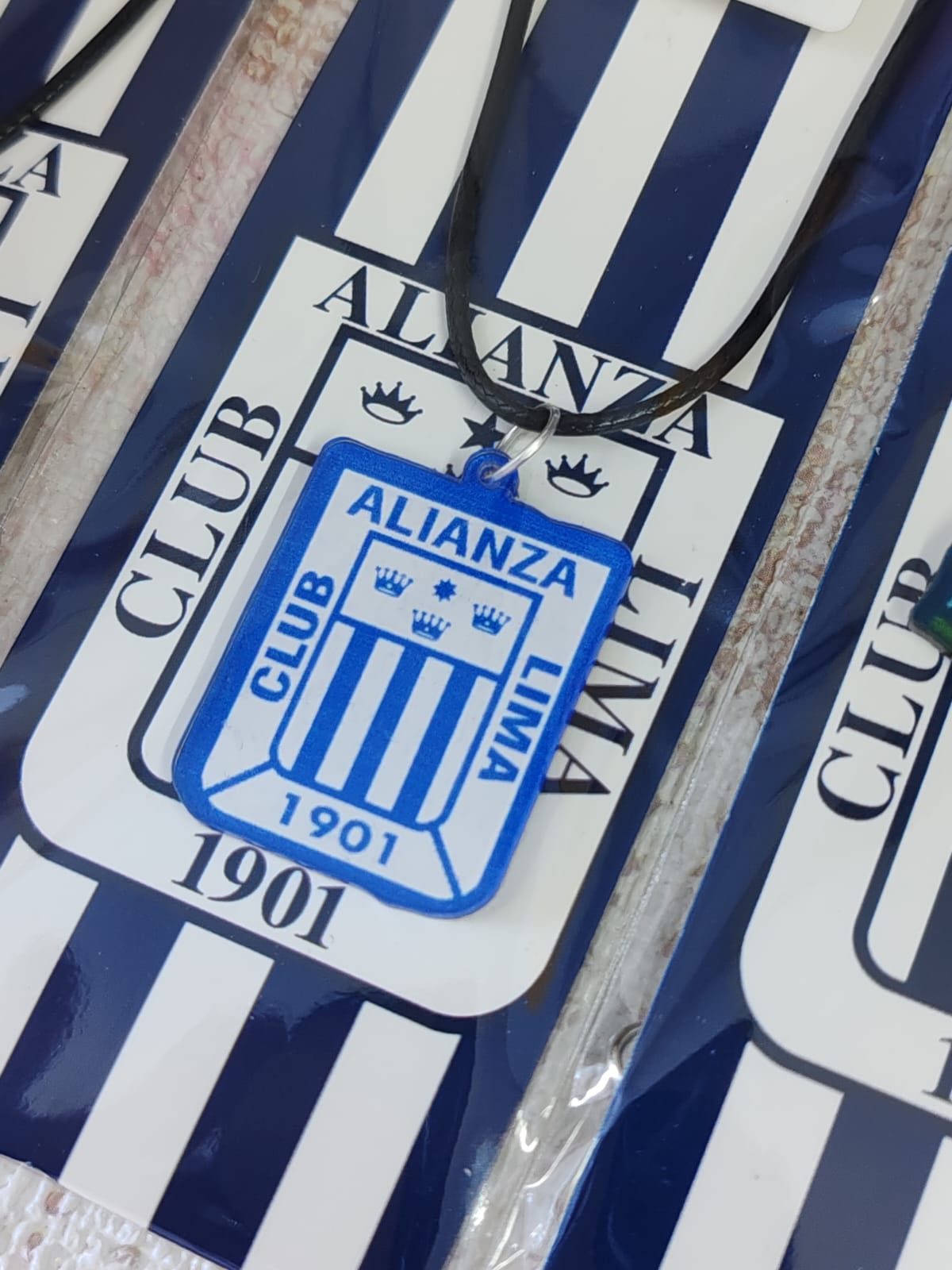 Collares kawaii equipos AL, U y cristal