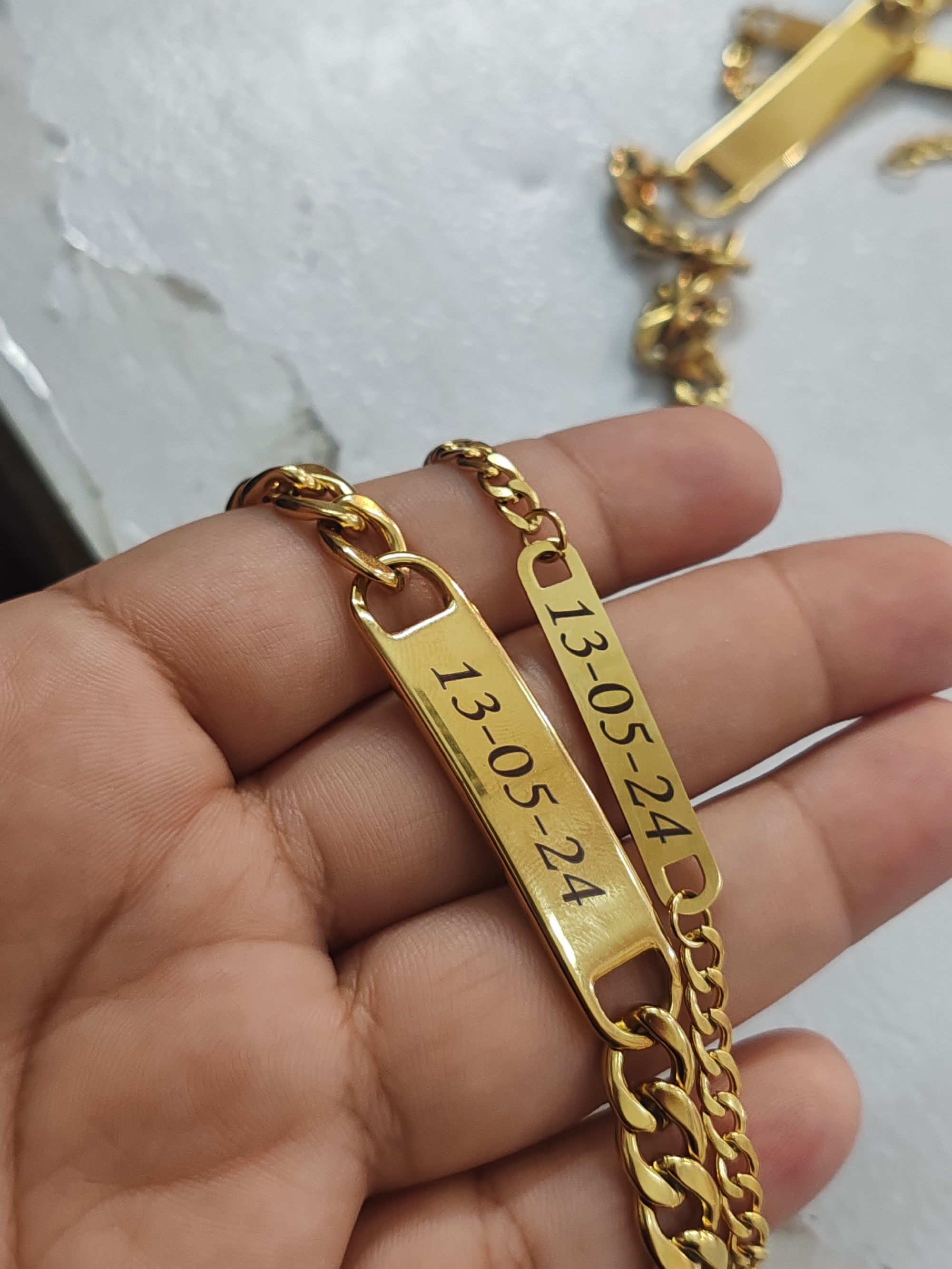 Esclavas de pareja grabadas a láser